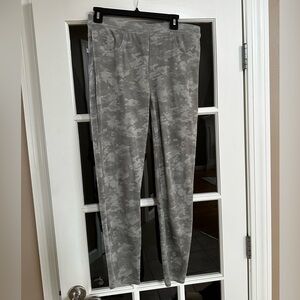 SPANX Women's Gray/Green Camouflage Jean-Ish Ankle Leggings